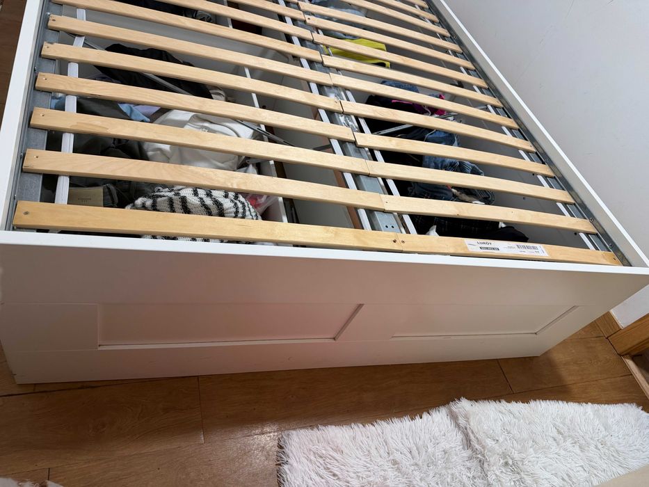 Cama de casal em bom estado.