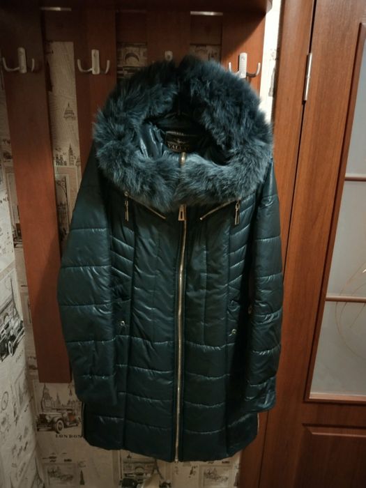 Пуховик жіночій темнозелений розмір 44-46, з натуральною хутрою