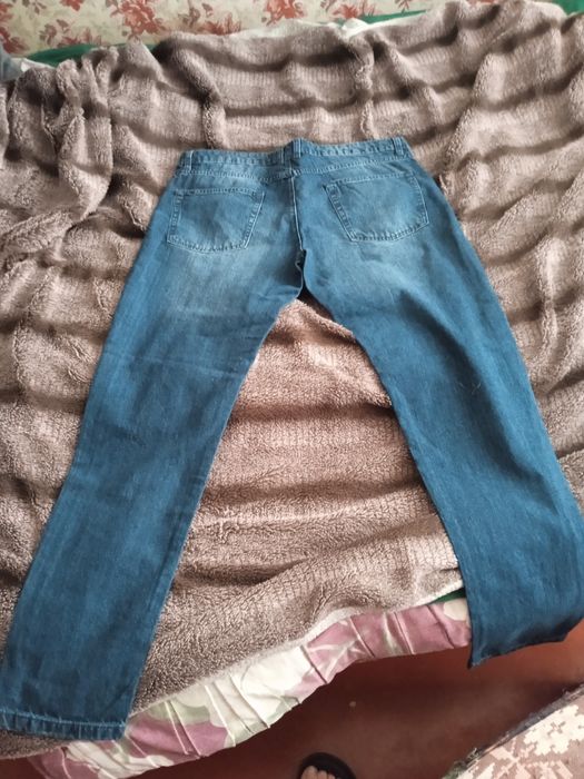 Продам обсолютно новы женские  джинсы.