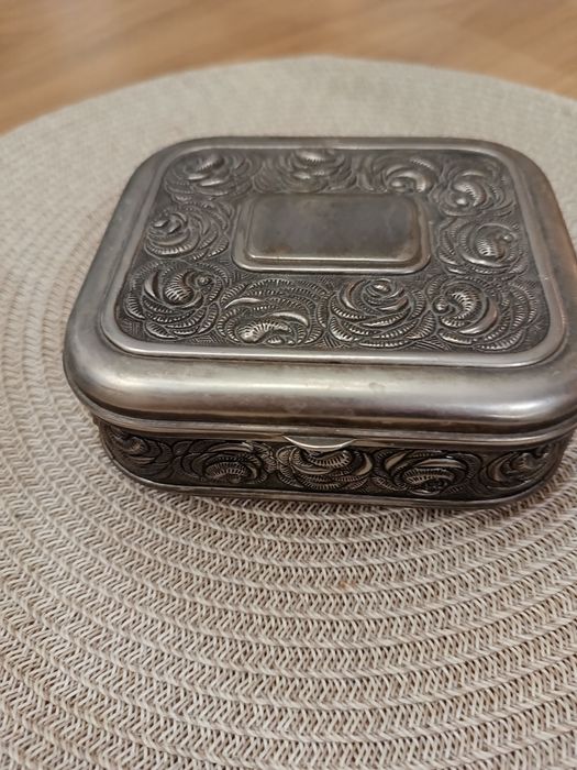 Szkatułka platerowana na biżuterię.