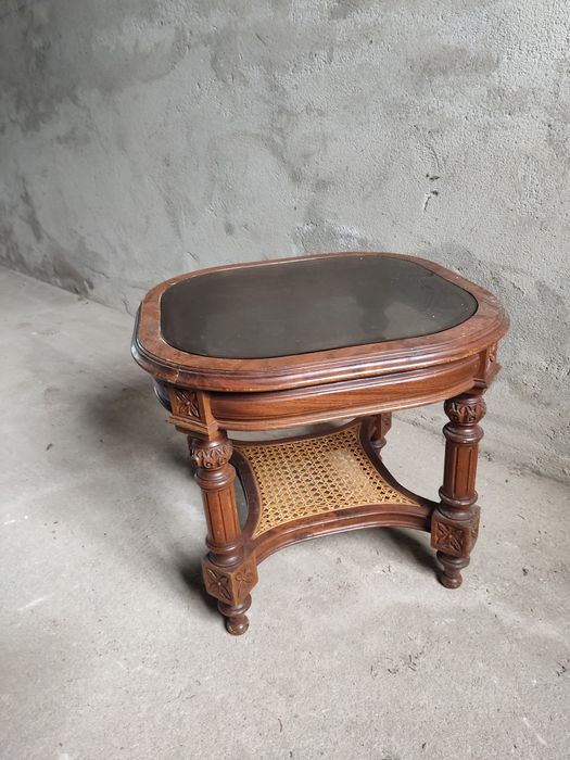 Mesa de palhinha com tampo em vidro