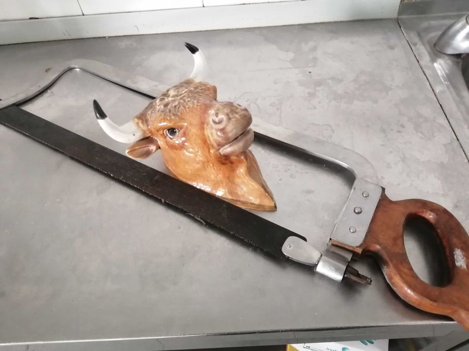 Balança , mesa de ferro antiga, serrote talho e painel publicitário