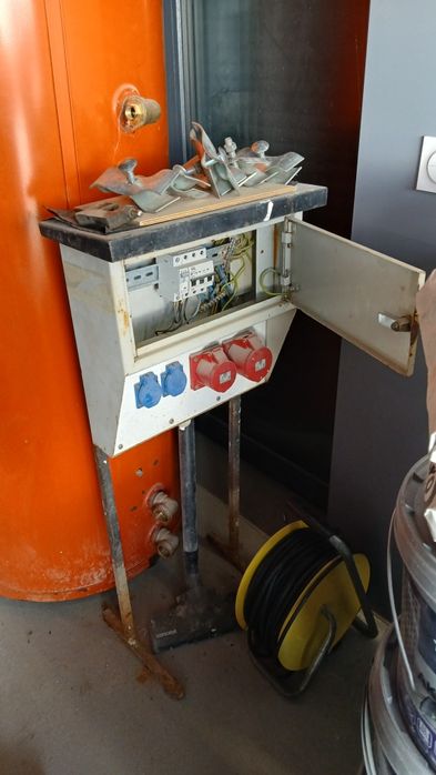 Skrzynka elektryczna budowlana