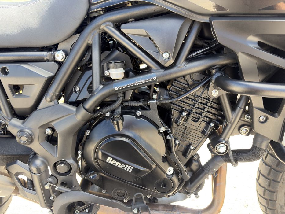 Benelli TRK 702X. Garantia até 10/26. Com extras