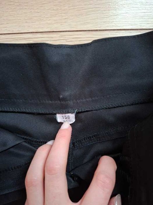 Czarna Spódnicaz Detalami – Stan Idealny! (Rozm. 158)