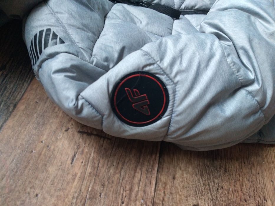 Szara/srebrna kurtka zimowa chłopięca 4F. Rozmiar 134