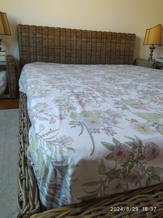 Cama de casal em verga e mesinhas de cabeceira