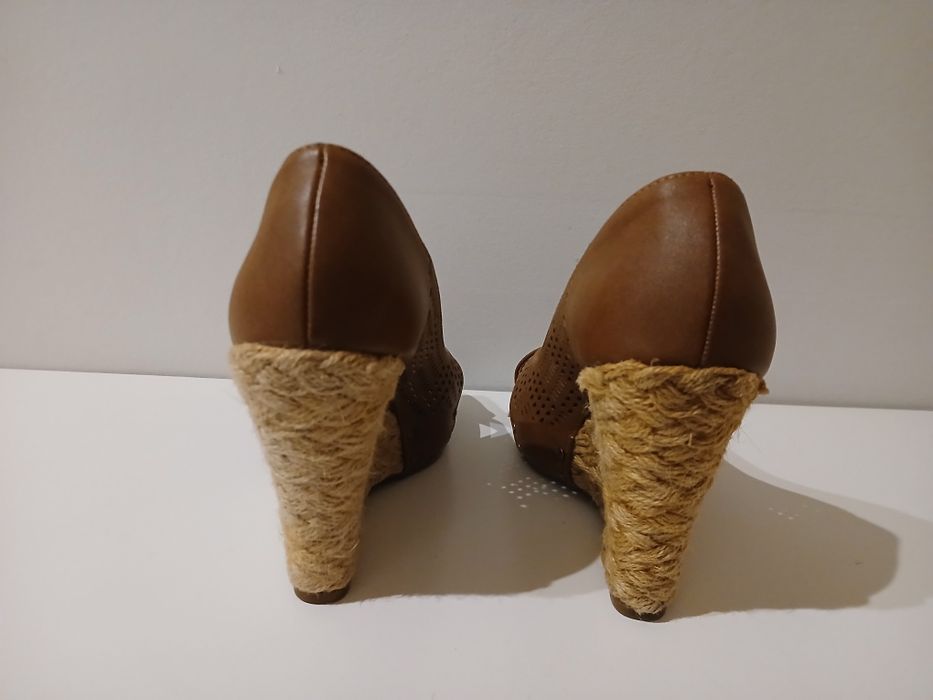 Sapato castanho aberto e com cunha