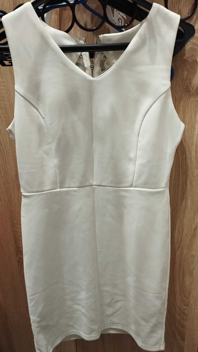 Vestido para noite branca com renda nas costas