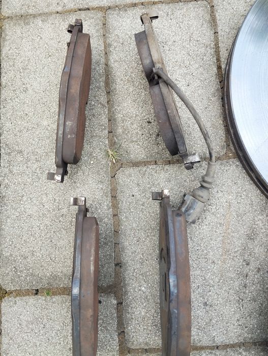 Гальмівні колодки з датчиком передні Passat B8, Tiguan, Golf 7, Octavi