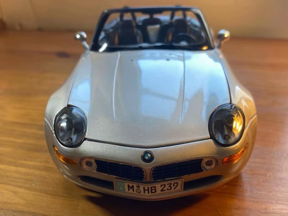 Carro miniatura BMW Z8 descapotável - Maisto - Escala 1/18