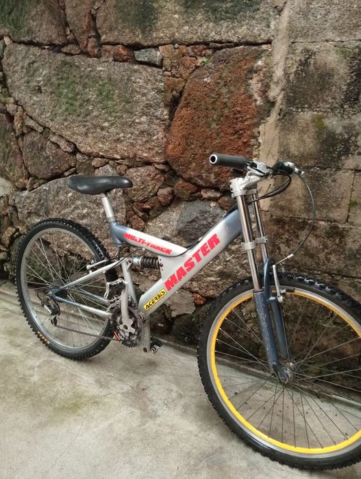 Bicicleta BTT suspensão total, pronta a andar.