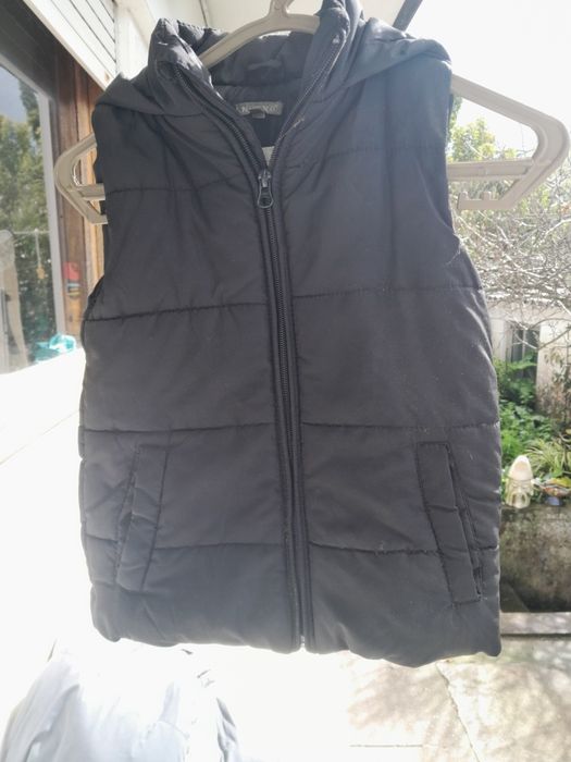Colete preto para criança com capuz