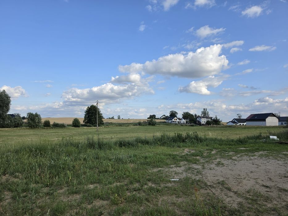 Trzy działki budowlane od 883m² do 1230m²