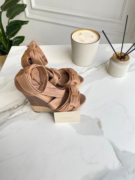 Buty na koturnie Burberry
