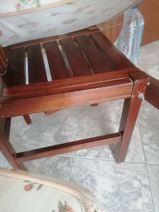 Mesa de cozinha em madeira maciça com 5 cadeiras com tampo em pedra má