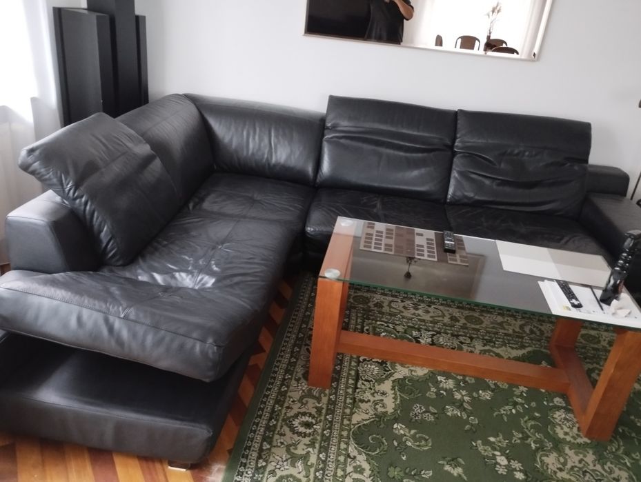 Czarna skórzana sofa