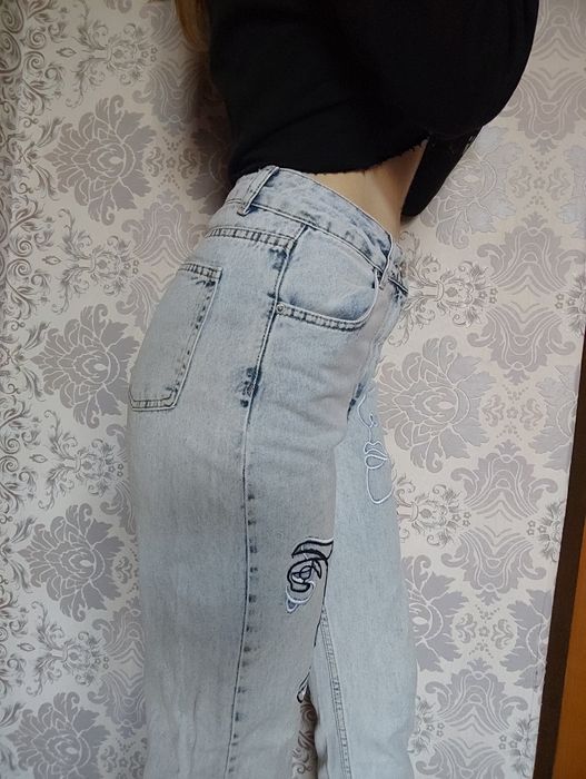 Джинсы женские с вышивкой