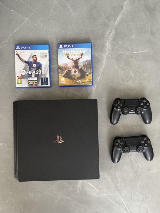 PlayStation 4 Pro 1 TB + 2 pady + 2 gry + oryginalne pudełko