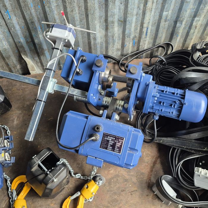 Wciągnik łańcuchowy , Podem 500kg. Z jazdą elektryczną.