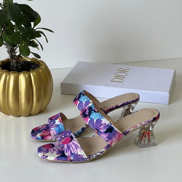 Klapki damskie w kwiaty na przezroczystym obcasie urocze na słupku