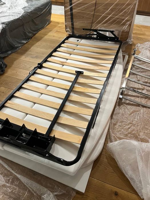 Продам кровать без матраса