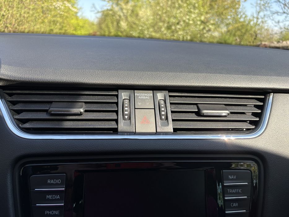 Центральний дефлектор Skoda Octavia A7/ Кришка дефлектора хромова