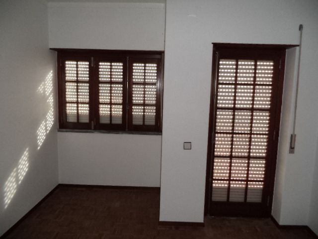 Portas e Janelas em Madeira, duas portas interiores com as aduelas.