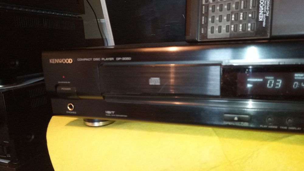 Leitor de Cd's kenwood com comando.