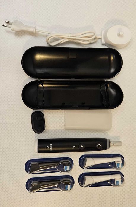 Szczoteczka elektryczna / magnetyczna Oral-B iO6 czarna, 4 nowe końcówki + akcesoria