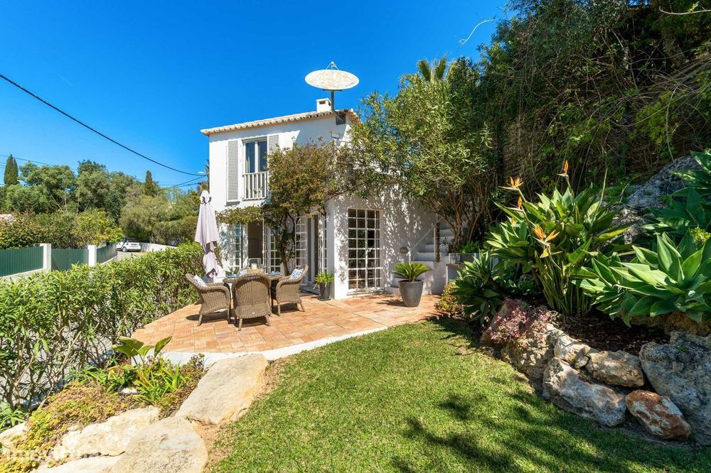 Casa elegante de 2 quartos com piscina, perto de Guia