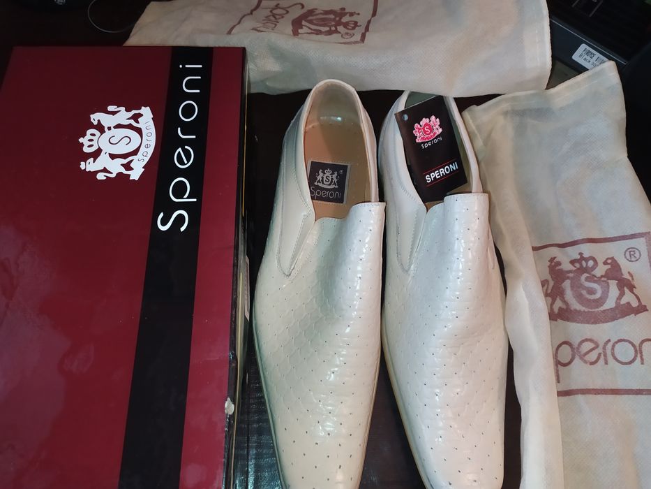 Мужские новые туфли.