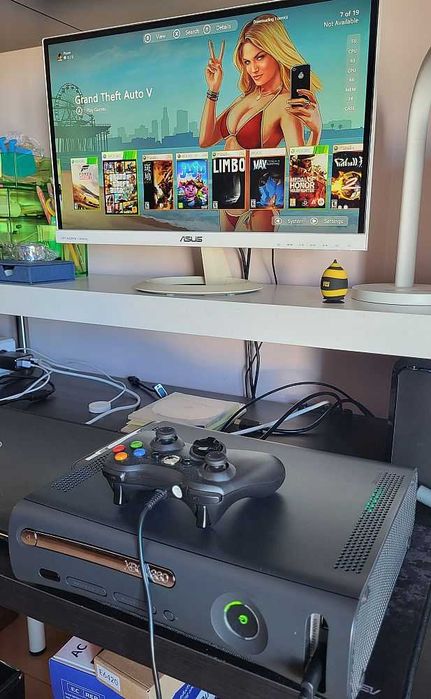 Xbox 360 com 120 GB e ABadAvatar