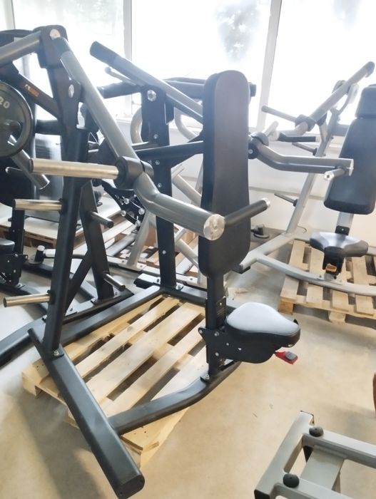 Maszyna hammer na barki shoulder press Insight wolny ciężar