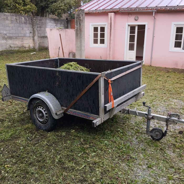 Atrelado em alumínio.