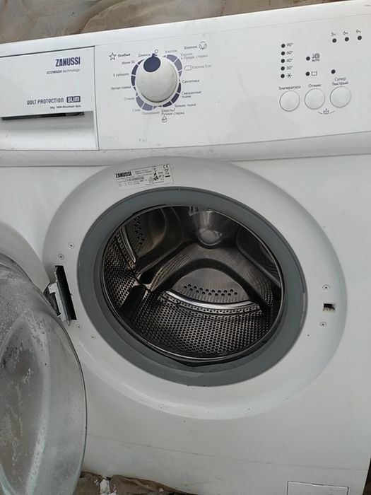 Пральна машинка Zanussi ZWS6100 v на запчастин