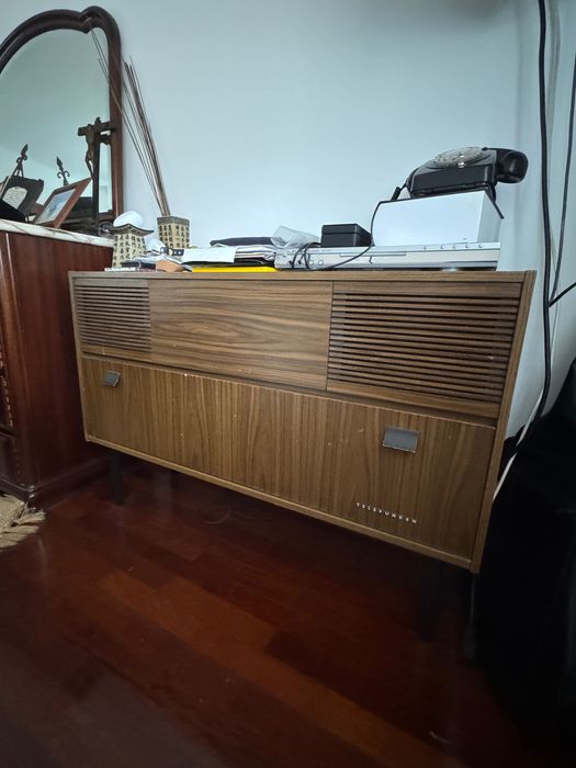 Móvel com rádio da marca telefunken