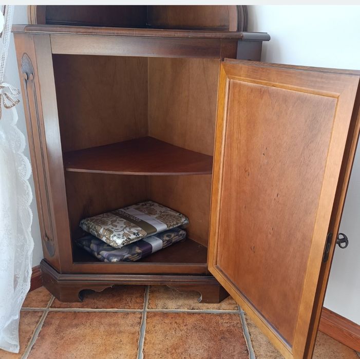 Witryna narożna stojąca