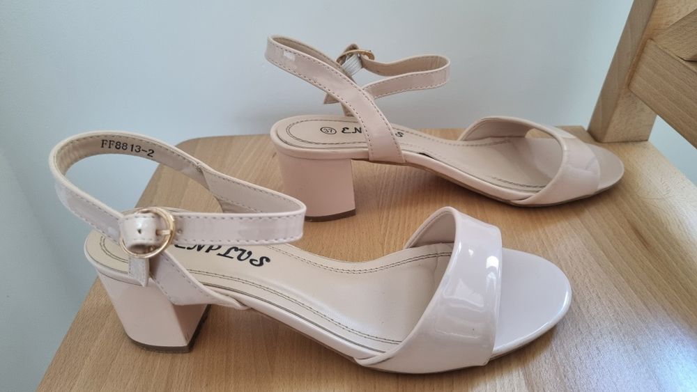 Sandałki na obcasie