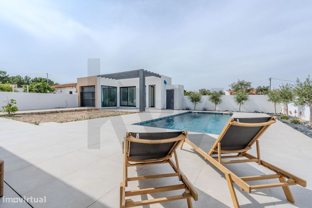 Moradia Térrea e isolada T3 + 1 com  243,78 m2 de ABC e piscina num lo