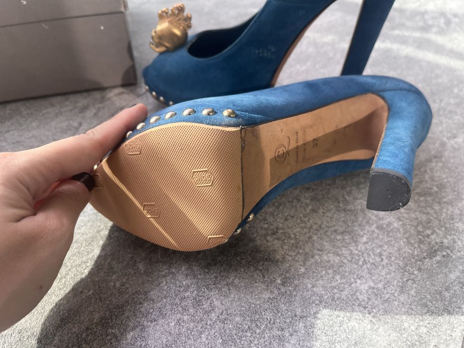 Alexander McQueen sapatos de salto em camurça azul com peep toe
