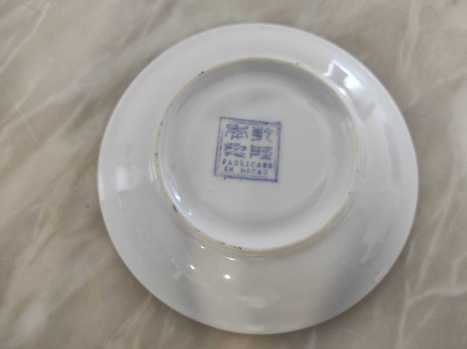 Jogo de xícaras e pires de cerâmica de Macau