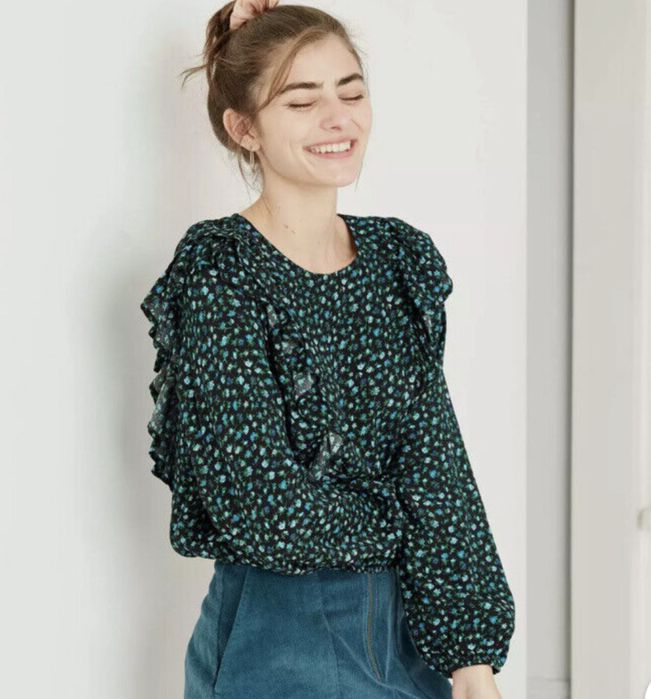Укорочена блуза з воланами в дрібні квіти