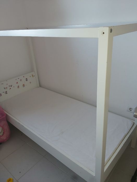 Cama de criança com colchão