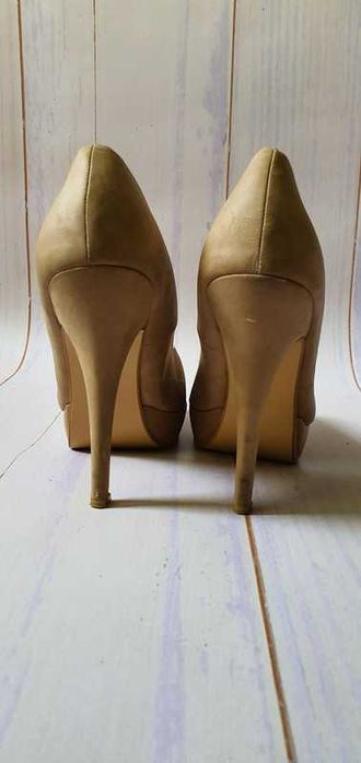 Beżowe szpilki      .