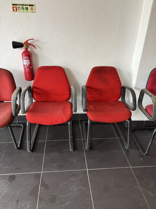 3 pares de cadeiras vermelhas