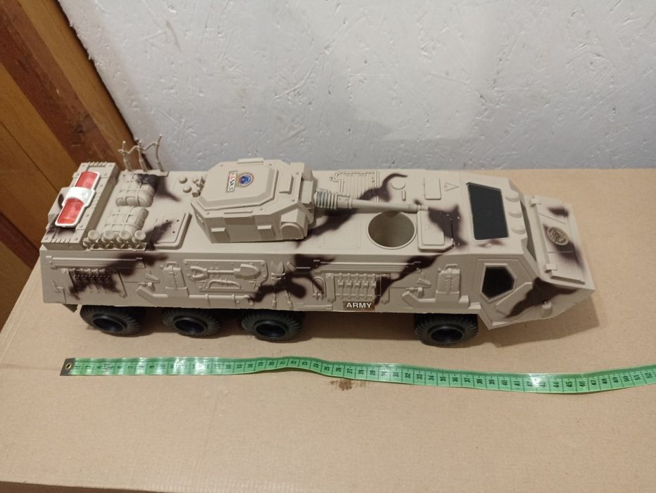 Zabawkowy kołowy transporter opancerzony z działkiem wydający dziwięki