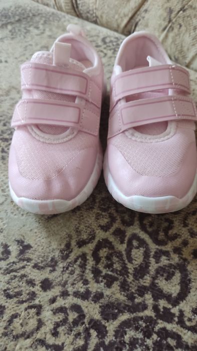 Продаю детские кроссовки Лупилу