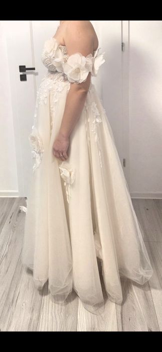 Suknia ślubna z kwiatami