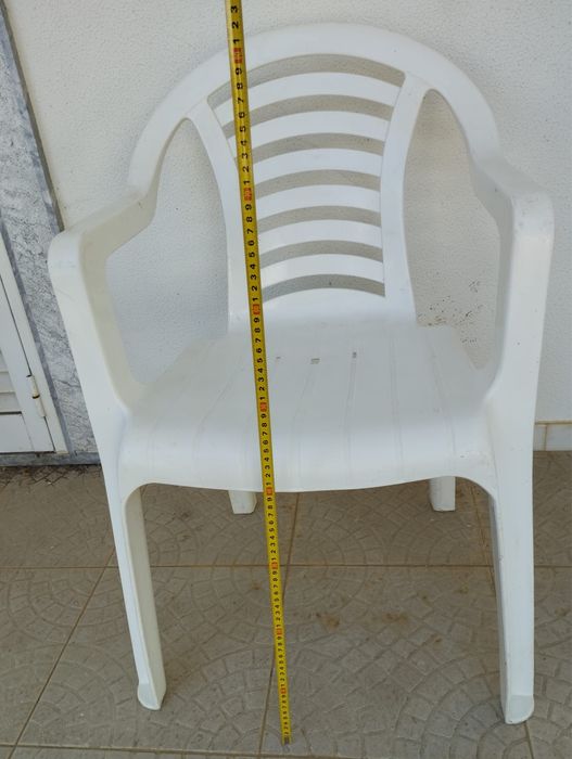 Cadeiras brancas pvc